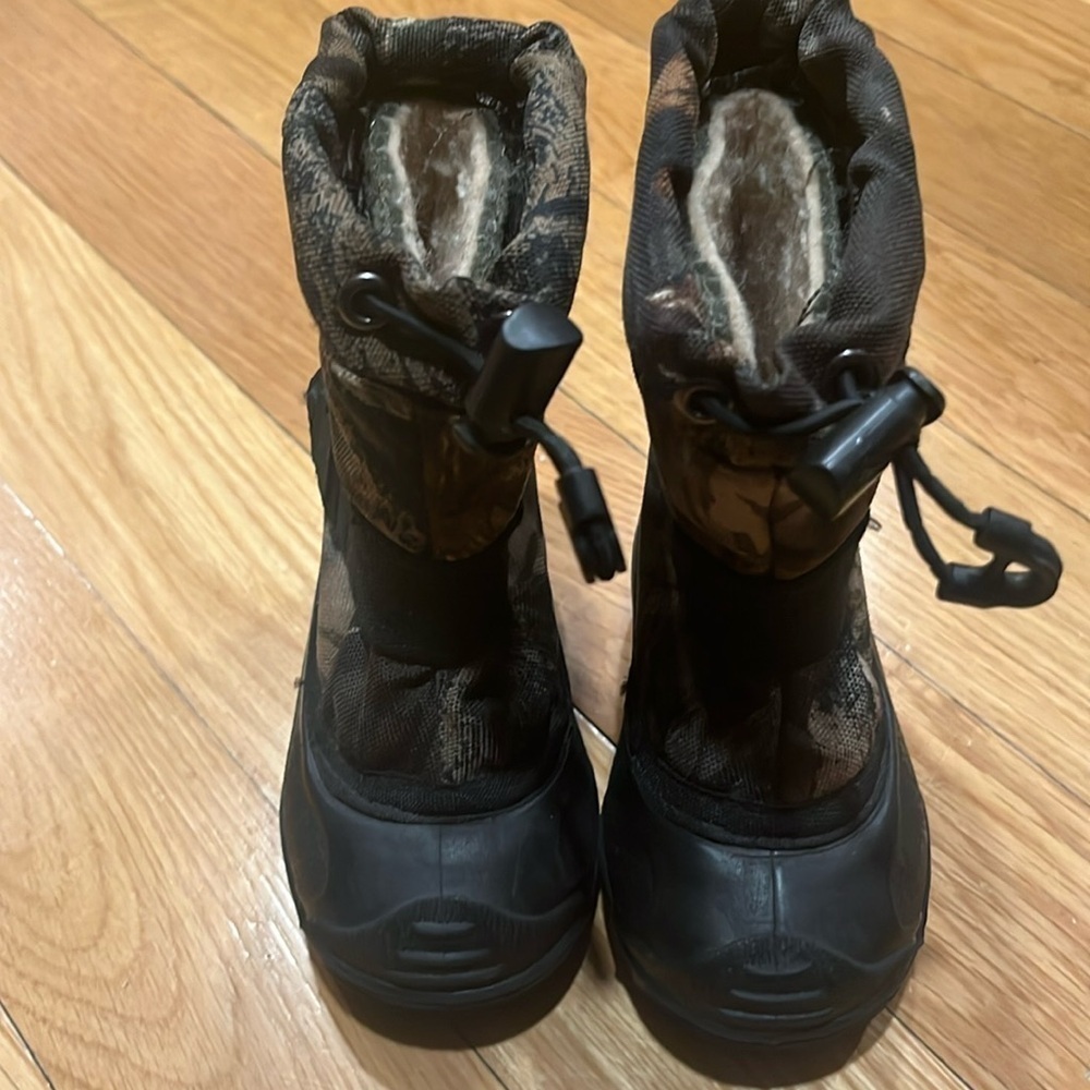 Kamik kids boys camouflage winter snow boots size 5 toddler.